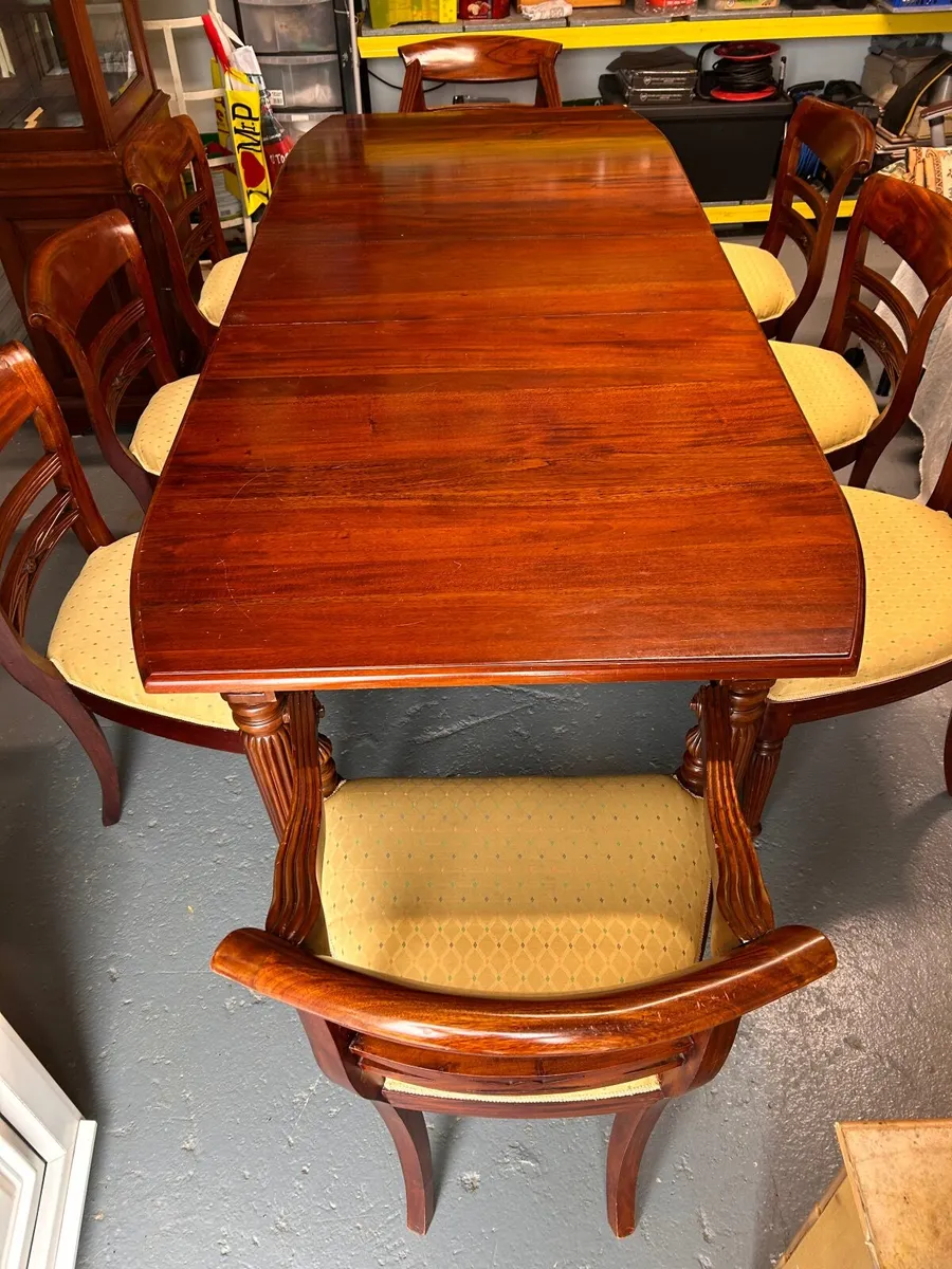 Mahogony table, 8 chairs, mahogony display cabinet - Image 3