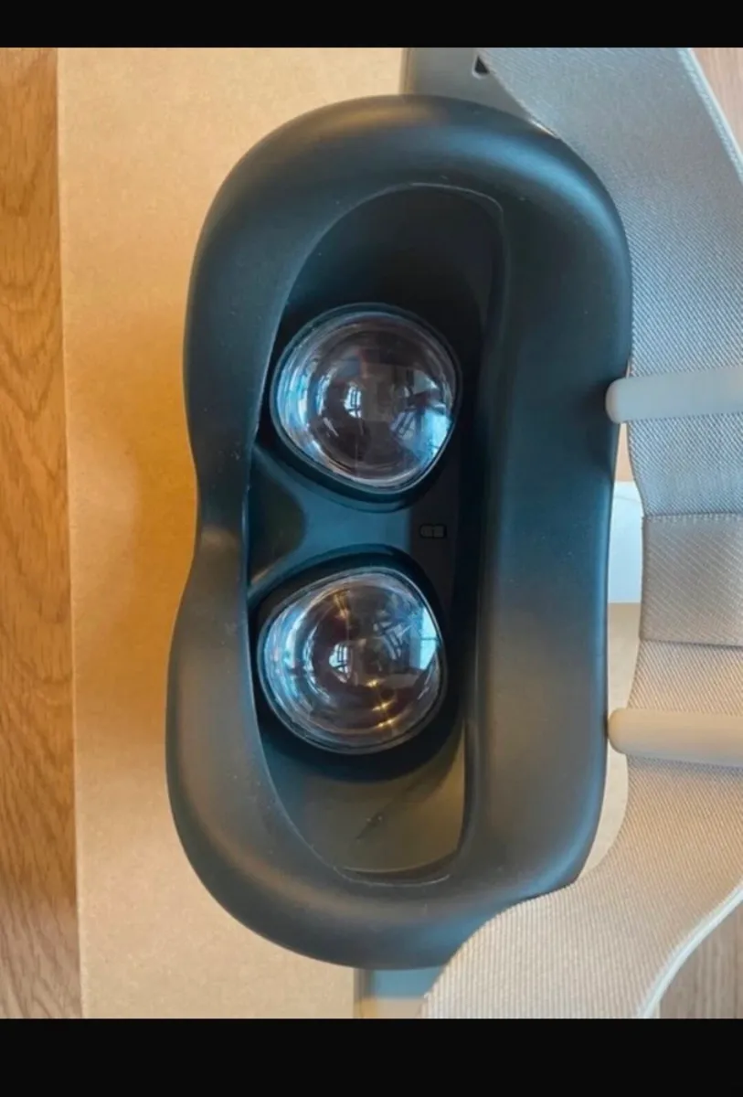 Oculus Quest 2 VR Headset – Like New – Boxed - Image 4