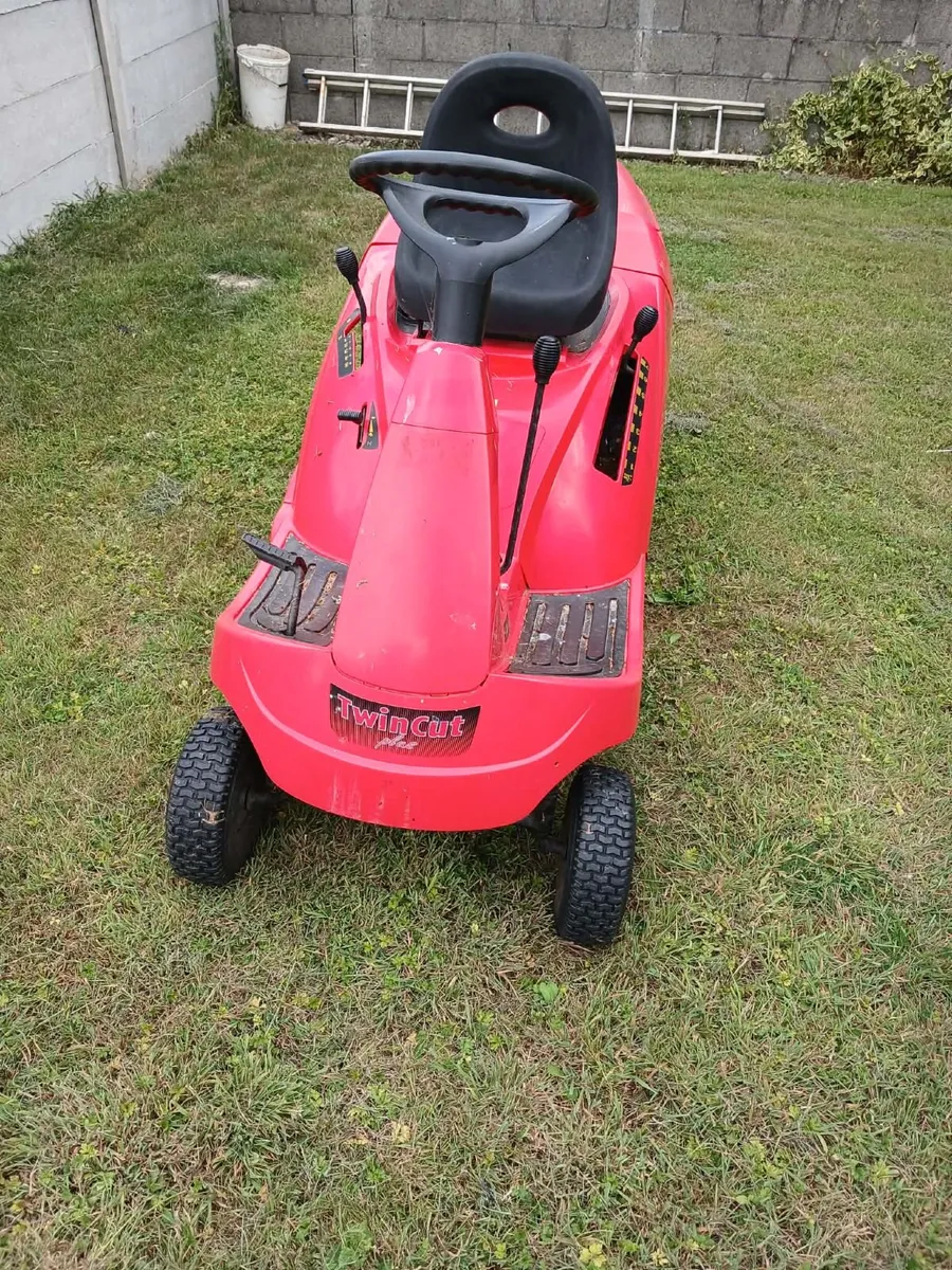 Ride on lawnmower - Image 1