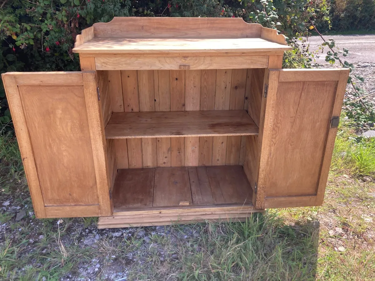 Antique oak cupboard - Image 1