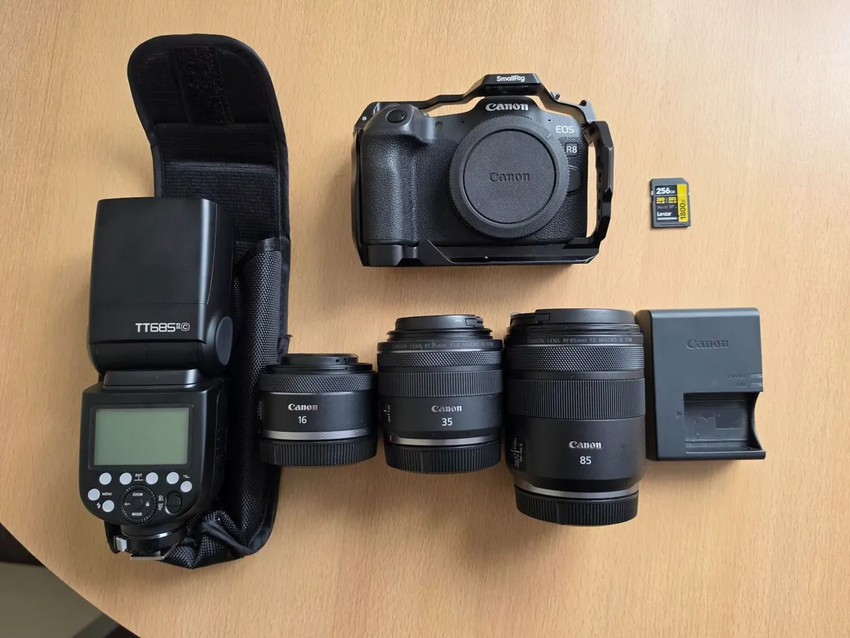 Canon R8 + 85mm F2 + 35mm F1.8 + 16mm F2.8 + Flash