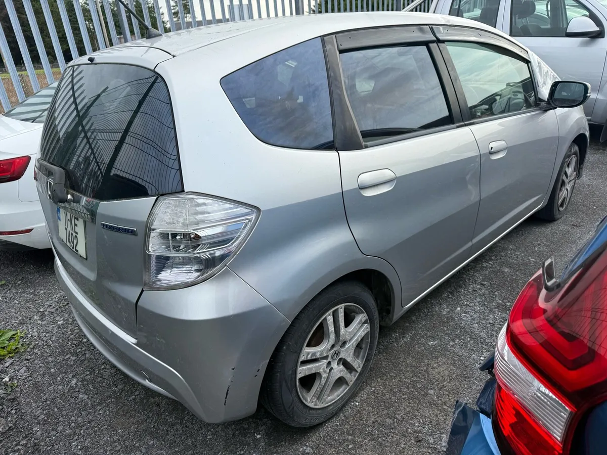2011 Honda Fit 1.3p auto hybrid DAMAGE REPAIRABLE - Image 3