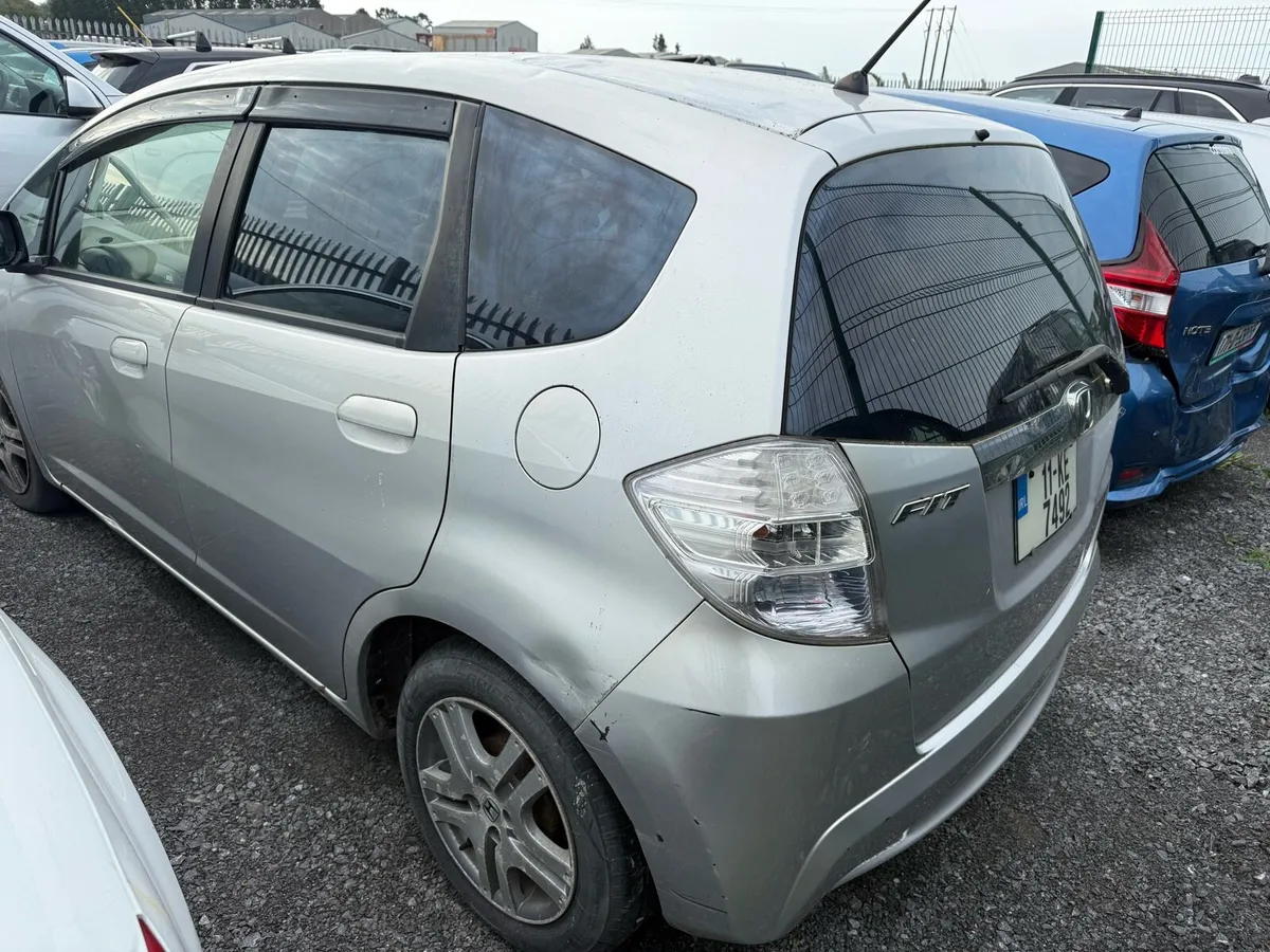 2011 Honda Fit 1.3p auto hybrid DAMAGE REPAIRABLE - Image 4