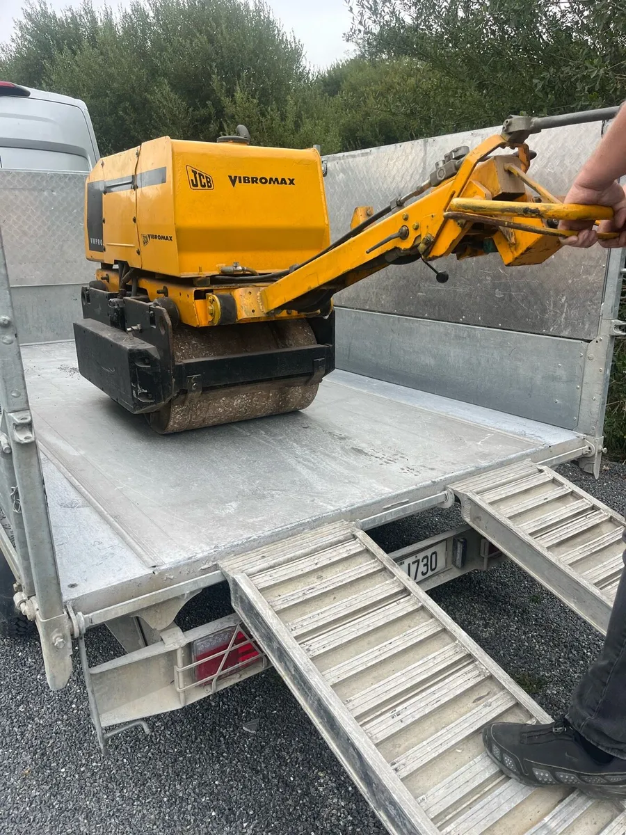 JCB Viberomax hand roller - Image 1