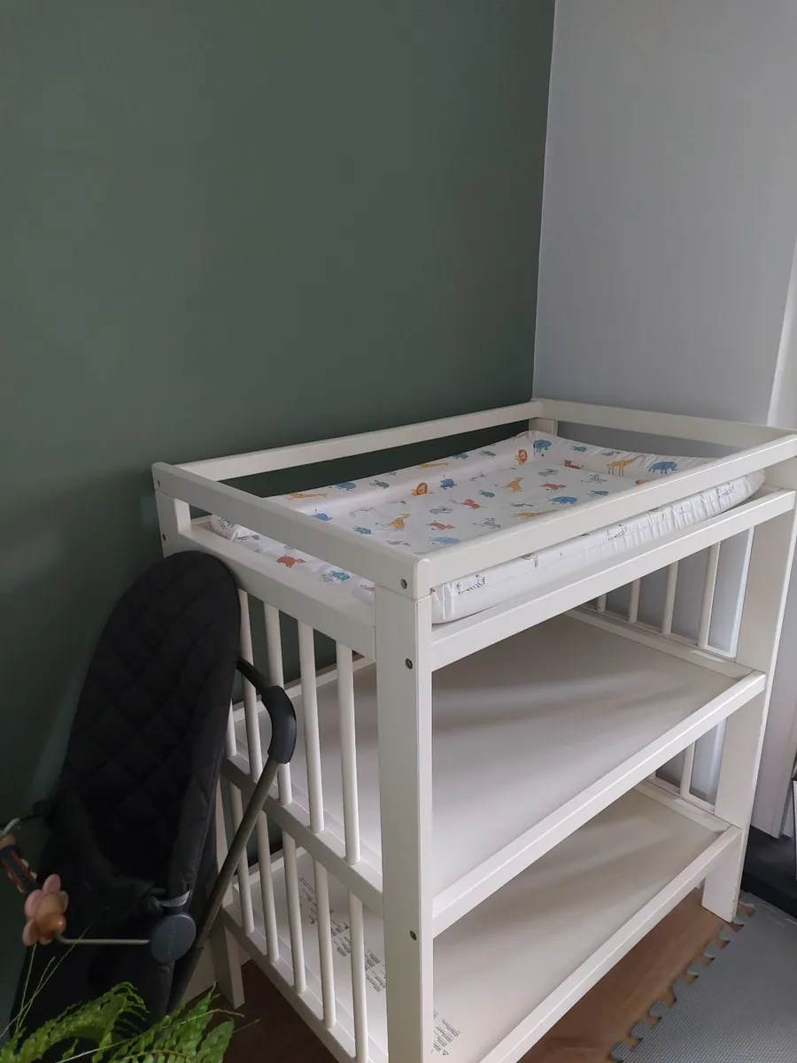 Baby changing table - Image 1