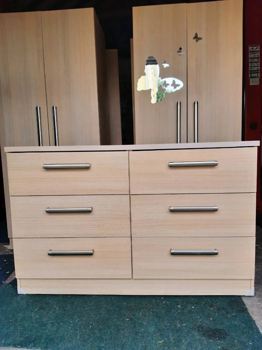 2xDouble 2xSingle Wardrobes & Chest of Drawers - Image 1