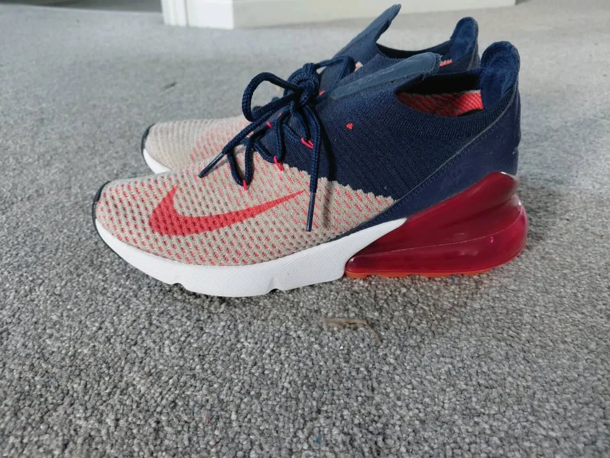 Womens Nike Air 270 trainers - Image 1