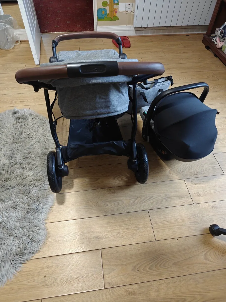 Maxi Cosi 3 in 1 Travel System - Image 2