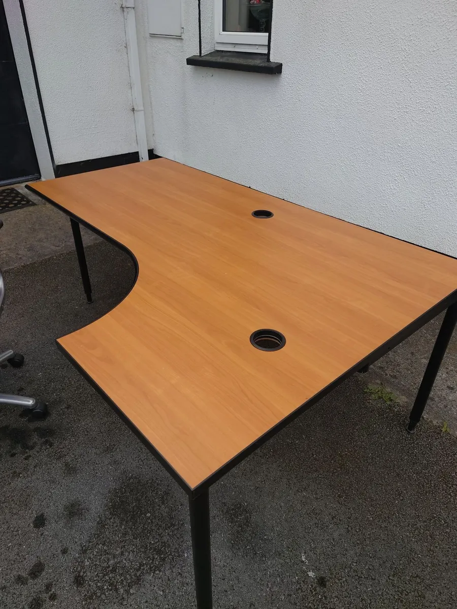 Office desk and chair - Image 1