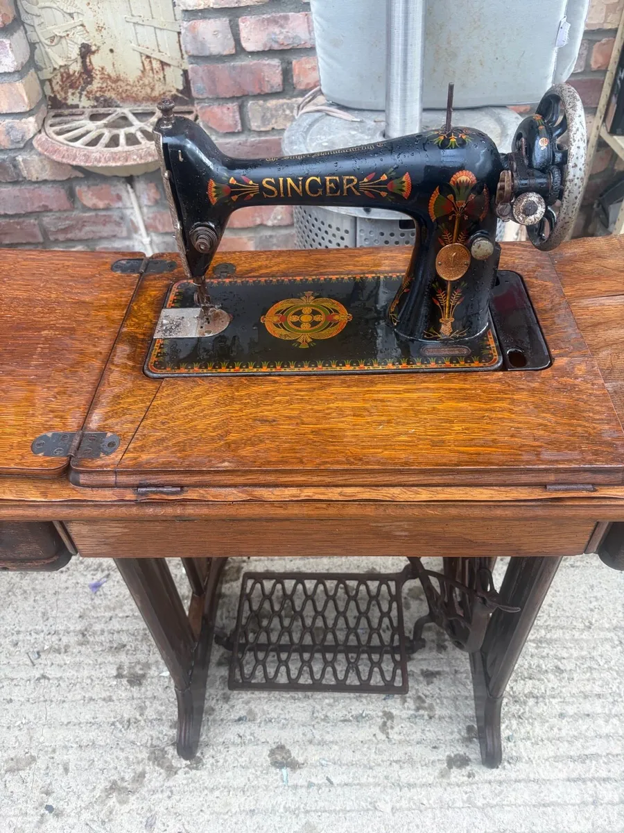 Singer sewing machine - Image 2