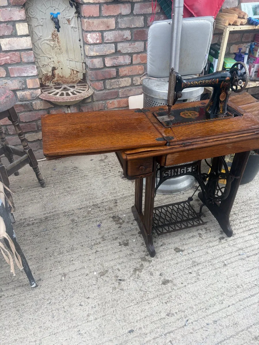 Singer sewing machine - Image 3