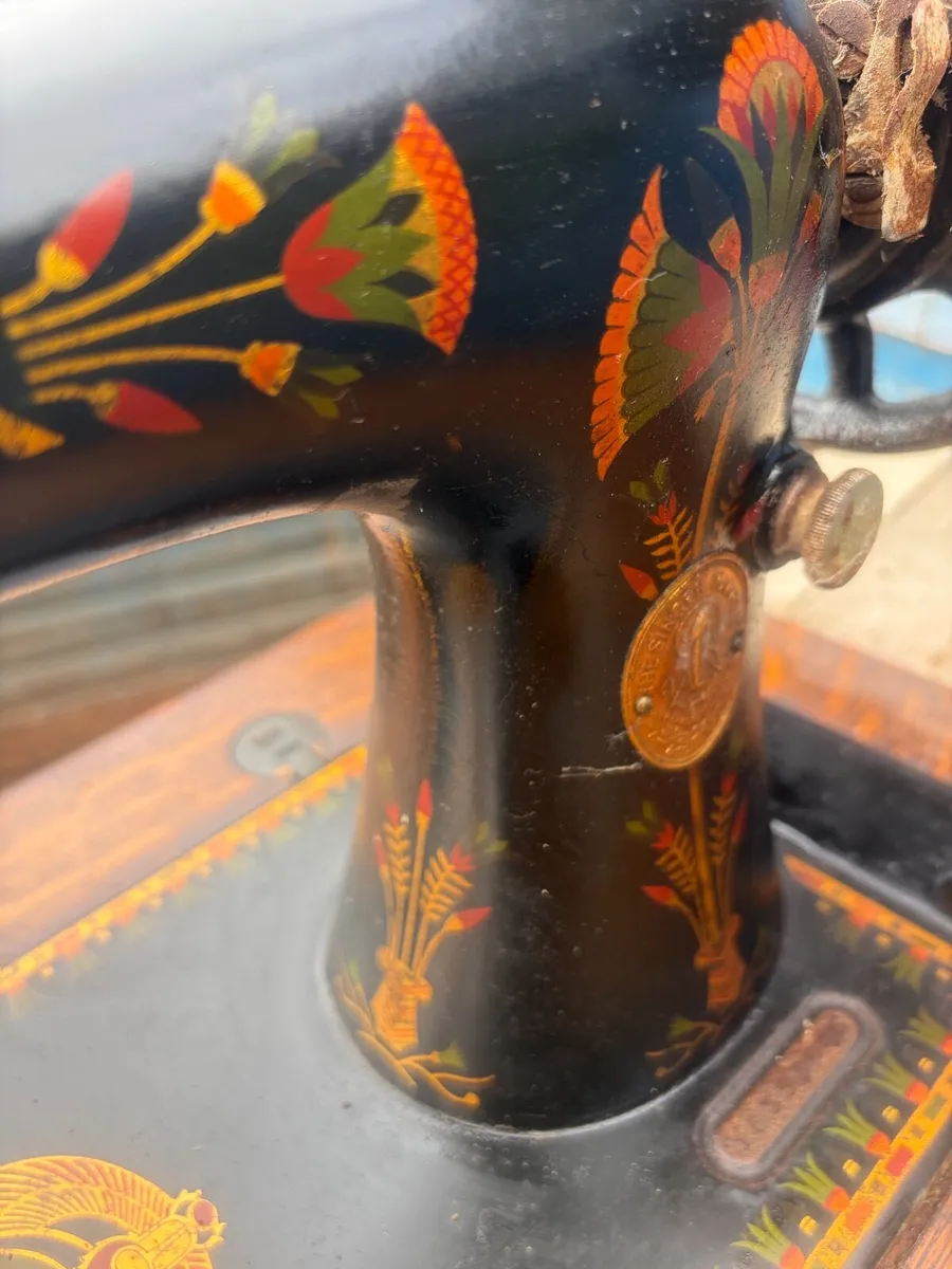 Singer sewing machine - Image 1
