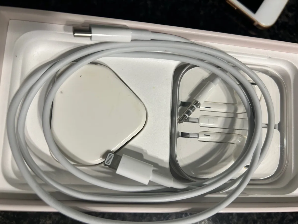iPhone 8 - Image 4