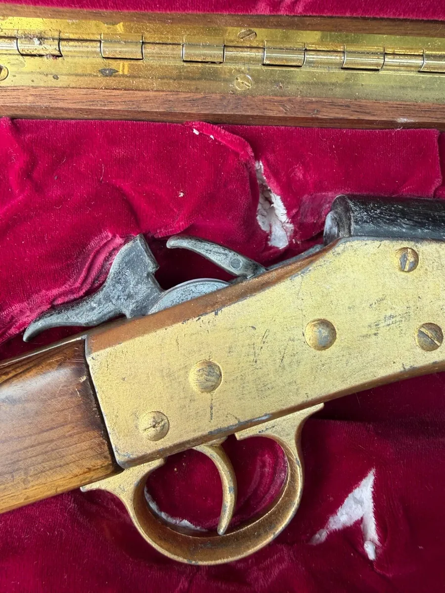 Well made wall hanger in display box - Image 2