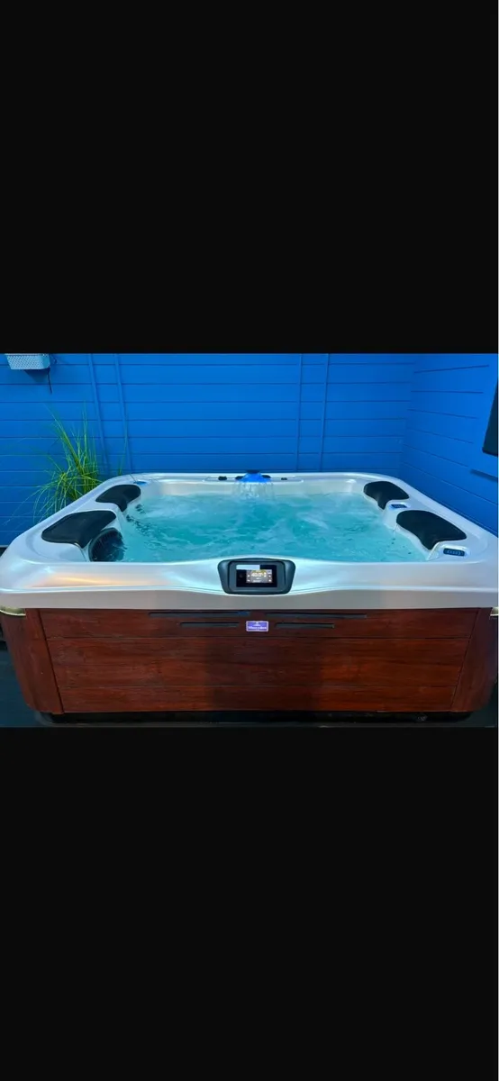 Villeroy & Boch Jacuzzi (4 person) - Image 1