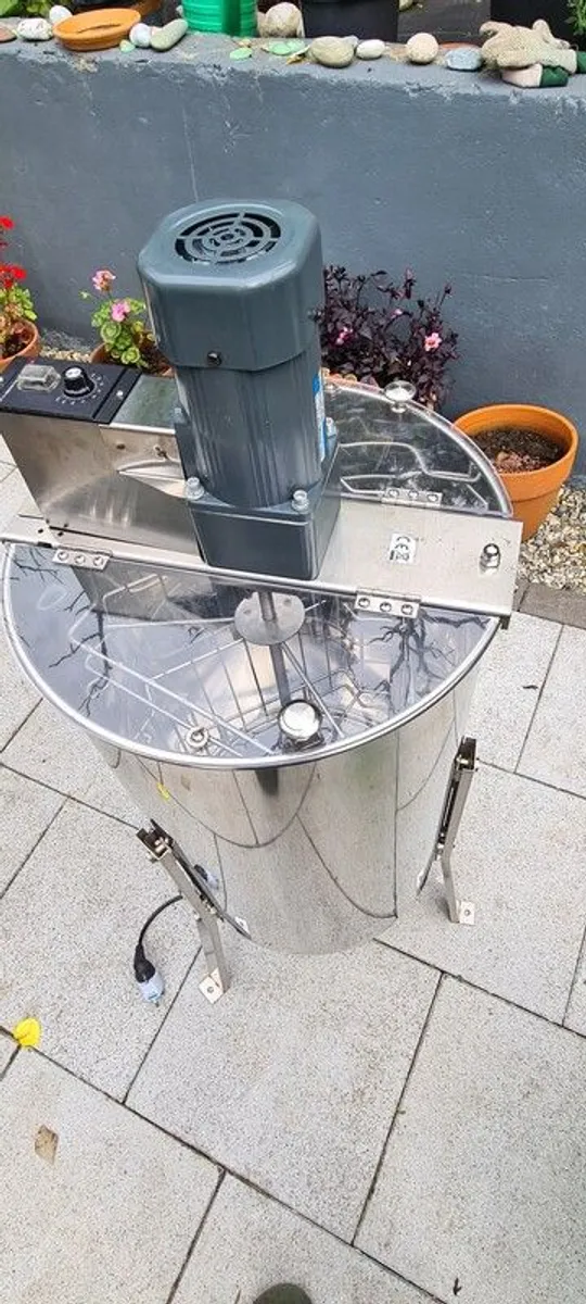 Electric 3 frame honey extractor - Image 1