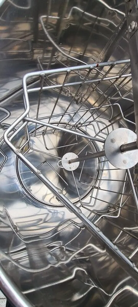 Electric 3 frame honey extractor - Image 2