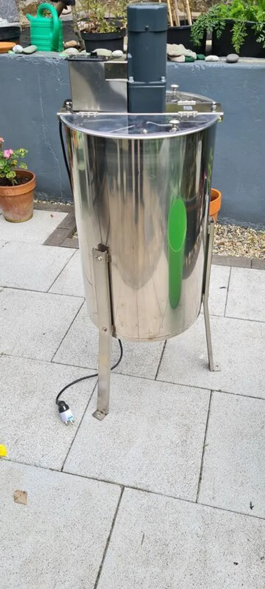 Electric 3 frame honey extractor - Image 3