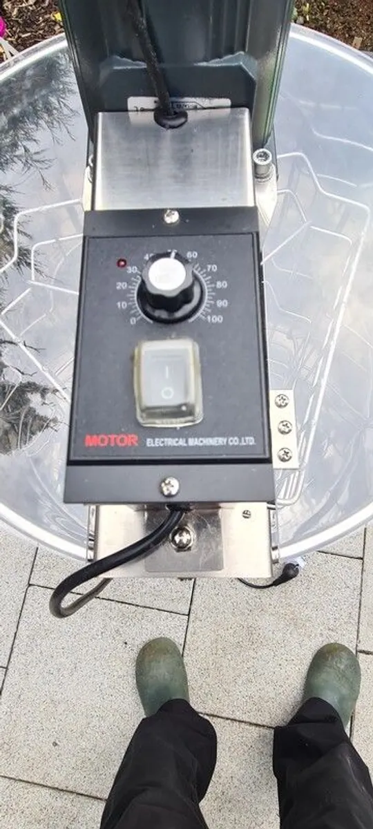 Electric 3 frame honey extractor - Image 4