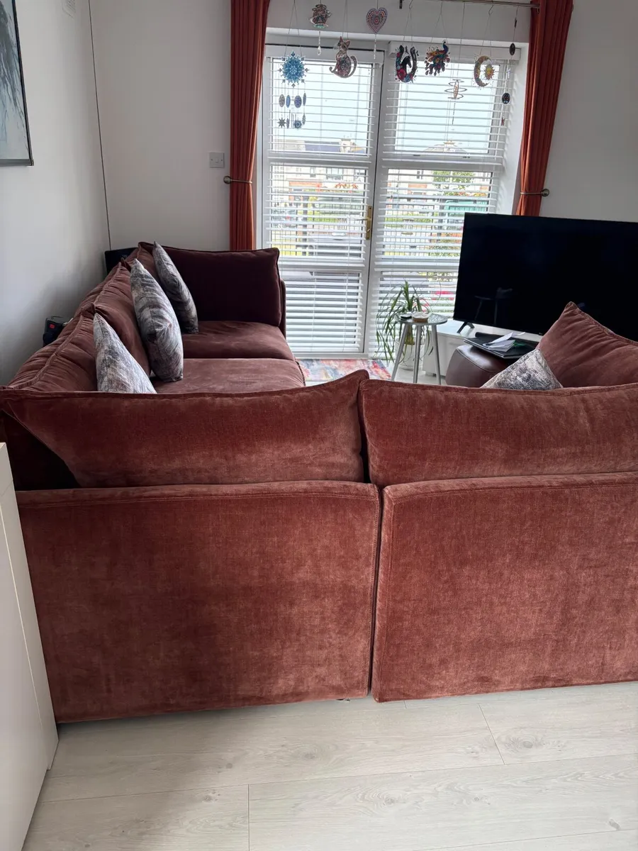 Corner sofa only 10 months old - A bargain - Image 2