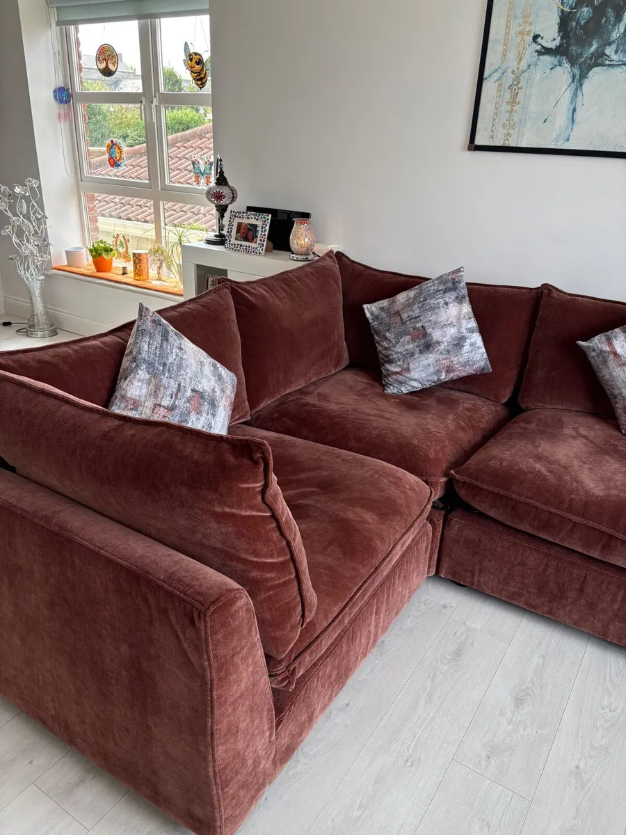Corner sofa only 10 months old - A bargain - Image 3