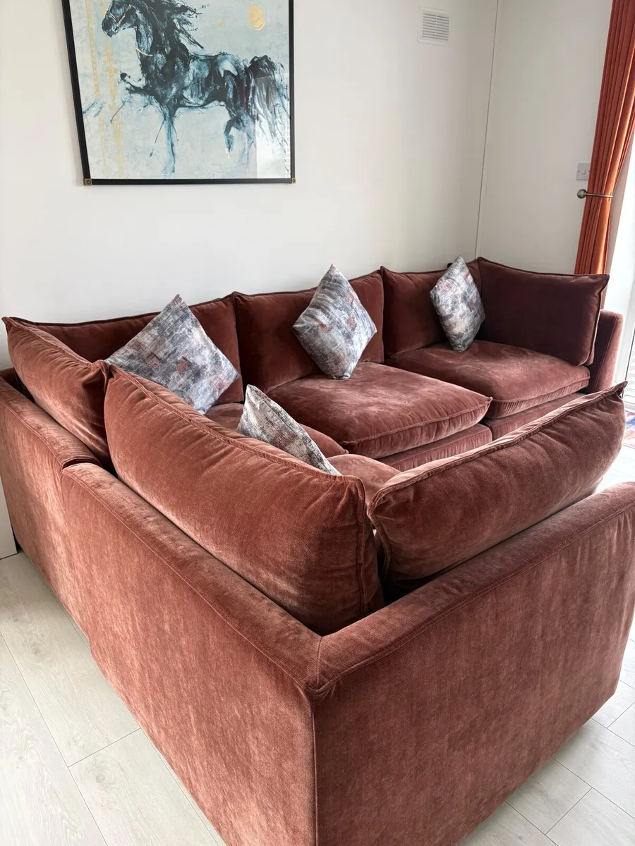 Corner sofa only 10 months old - A bargain - Image 4