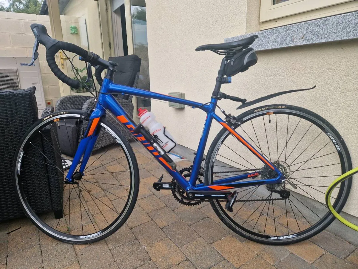 Giant Contend Road Bike, helmet and clip in shoes - Image 2