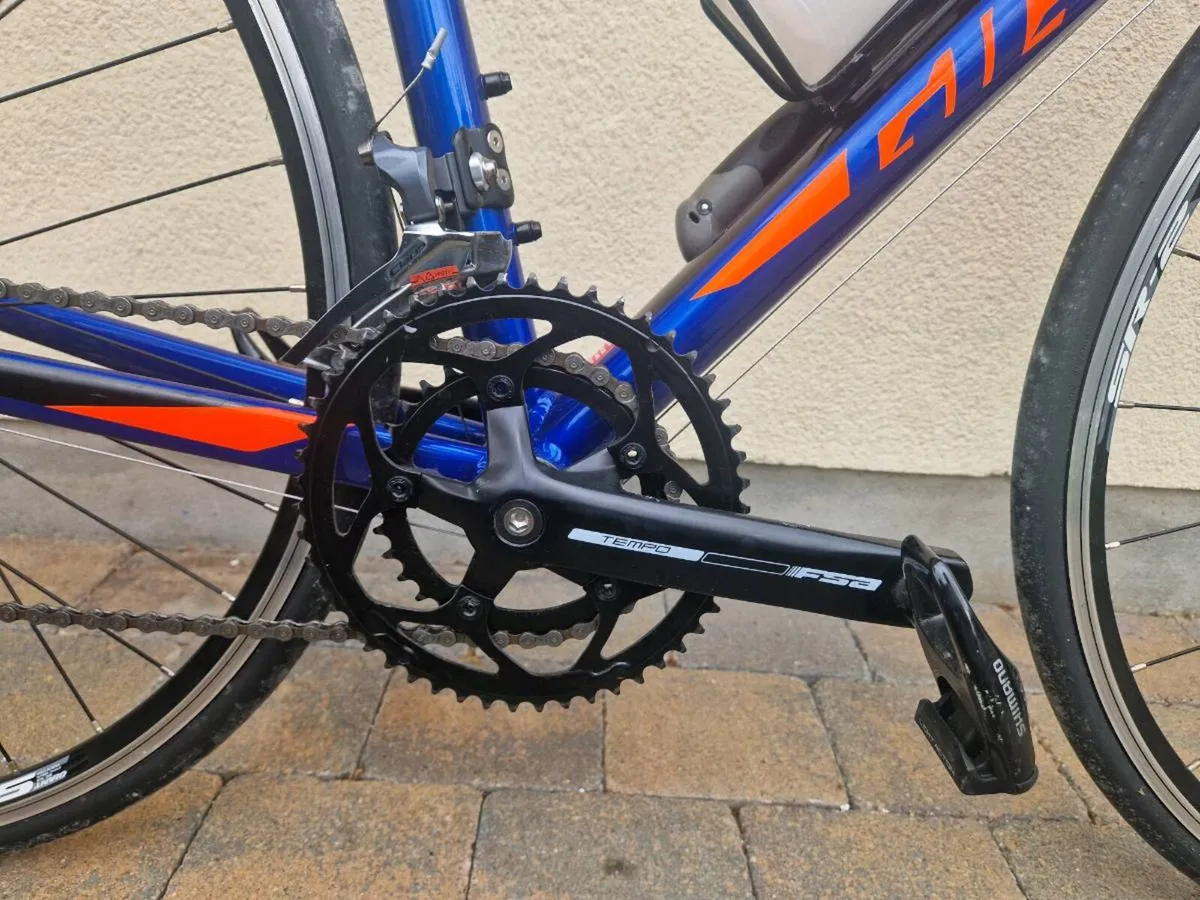 Giant Contend Road Bike, helmet and clip in shoes - Image 3