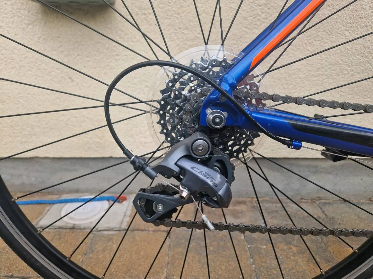 Giant Contend Road Bike, helmet and clip in shoes - Image 4