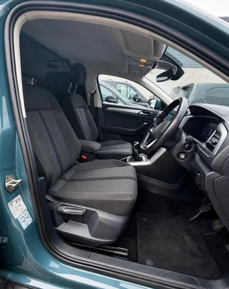 2023 Volkswagen T-Roc Commercial - Image 4