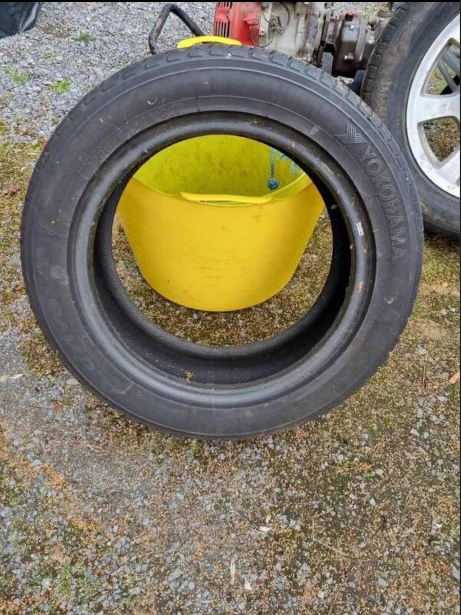 2 Runflat Tyres & 1 tyre - Image 1