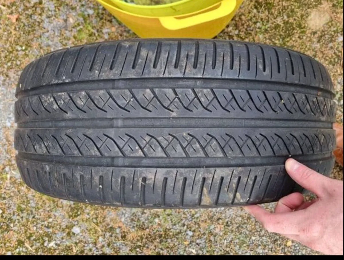 2 Runflat Tyres & 1 tyre - Image 2