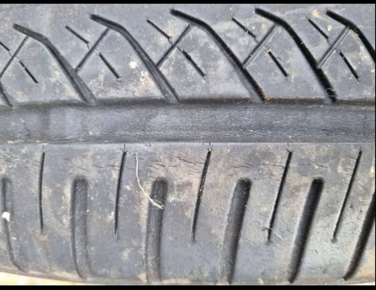 2 Runflat Tyres & 1 tyre - Image 3