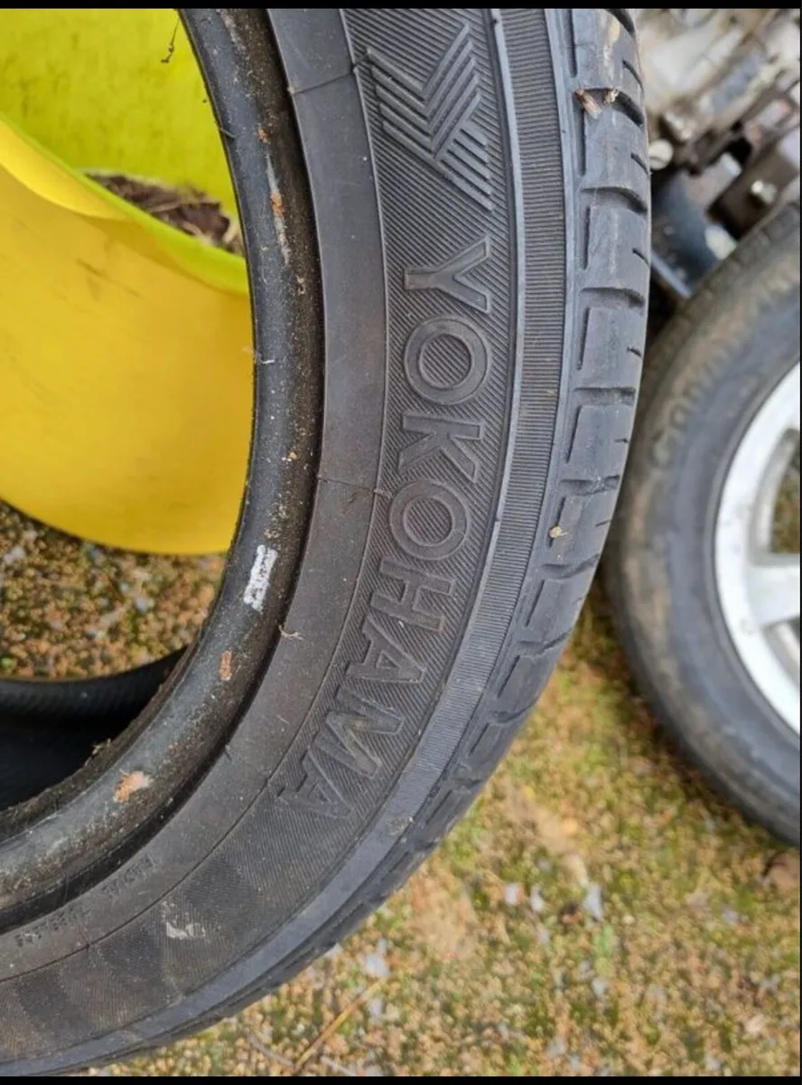2 Runflat Tyres & 1 tyre - Image 4