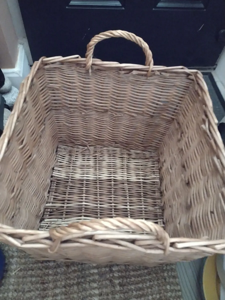 Large sq 45cm wicker basket with handles - Image 2