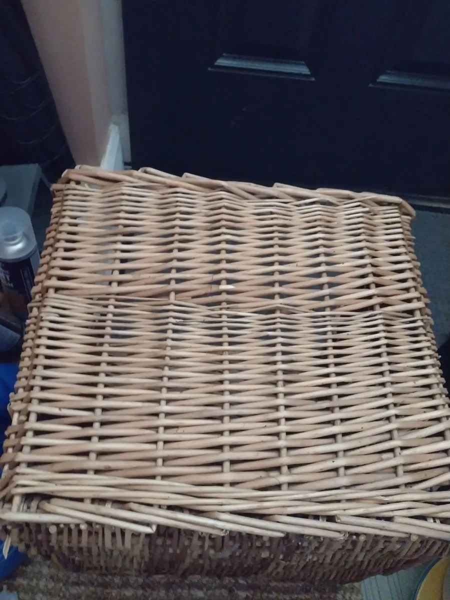 Large sq 45cm wicker basket with handles - Image 4