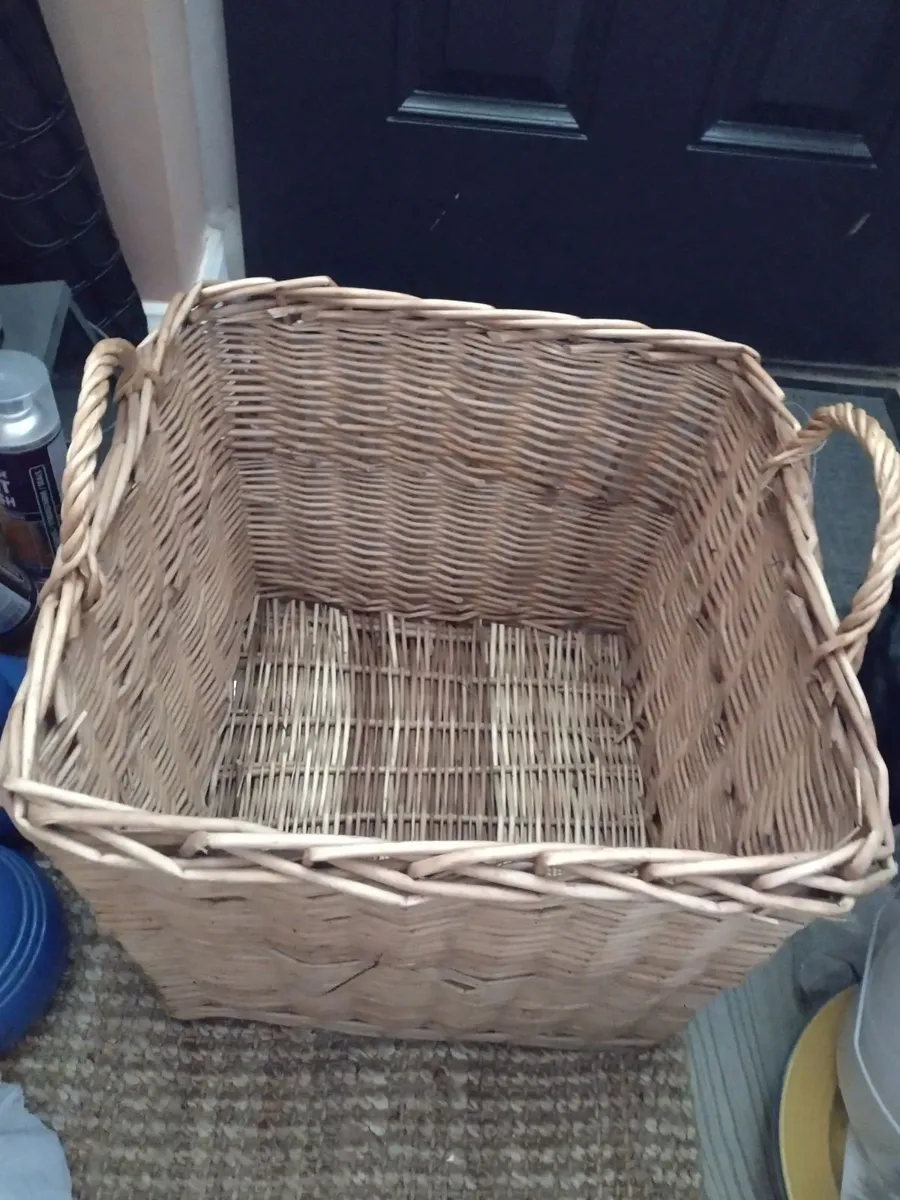 Large sq 45cm wicker basket with handles - Image 1