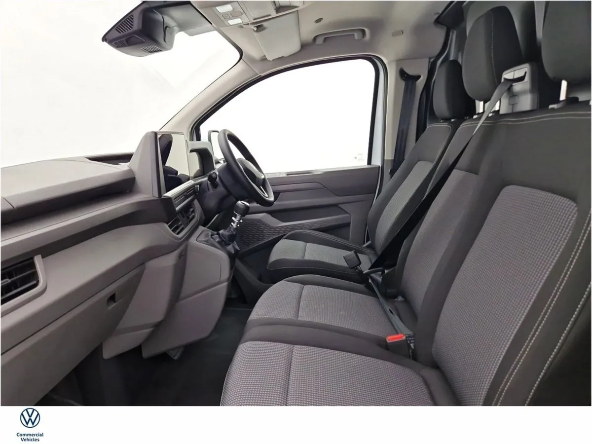 Volkswagen Transporter 28 VAN LWB TRENDLINE 150HP - Image 4