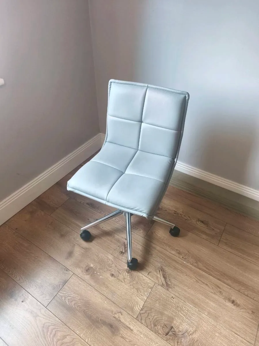 Two office seats - Image 1