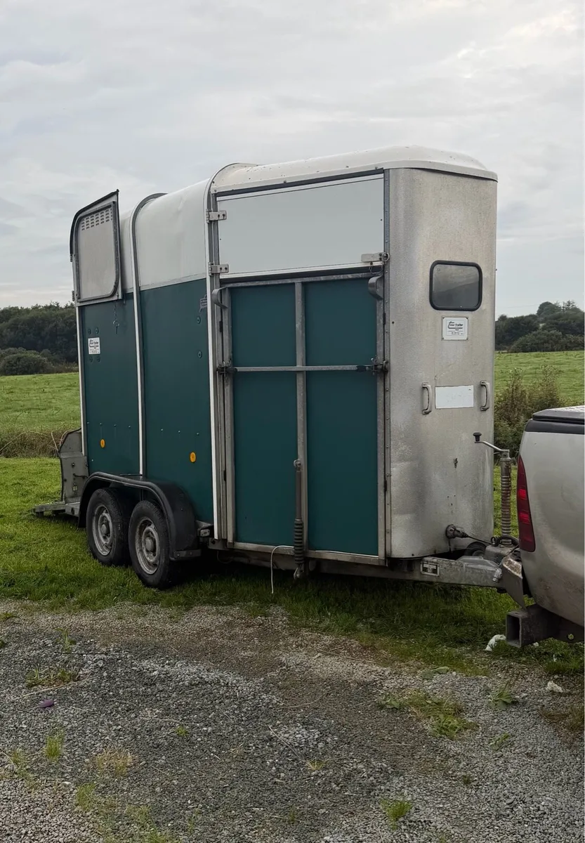 505 horse box - Image 1