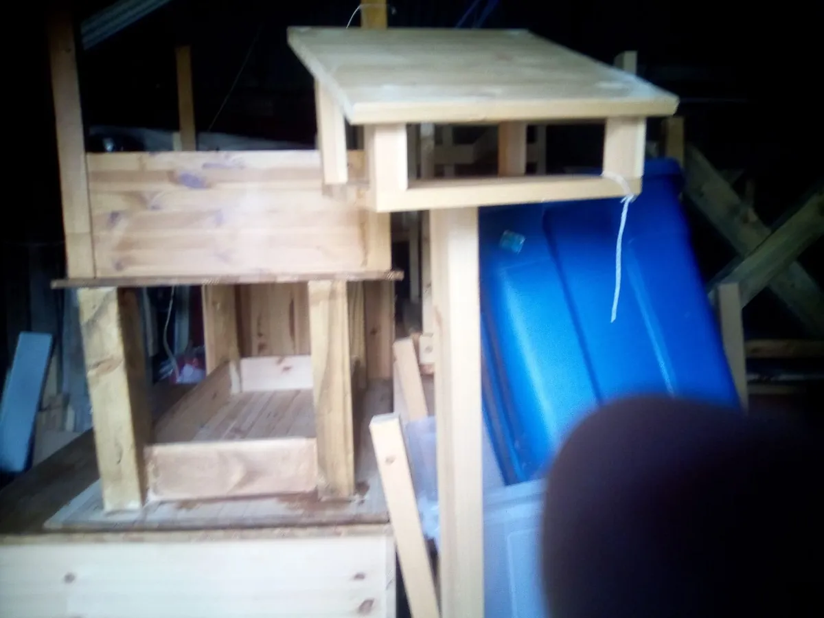 School projects tables and lockers - Image 1
