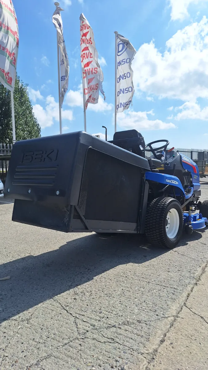 Iseki SXG 323 low dump ride on mower - Image 3