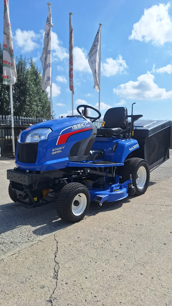Iseki SXG 323 low dump ride on mower - Image 2