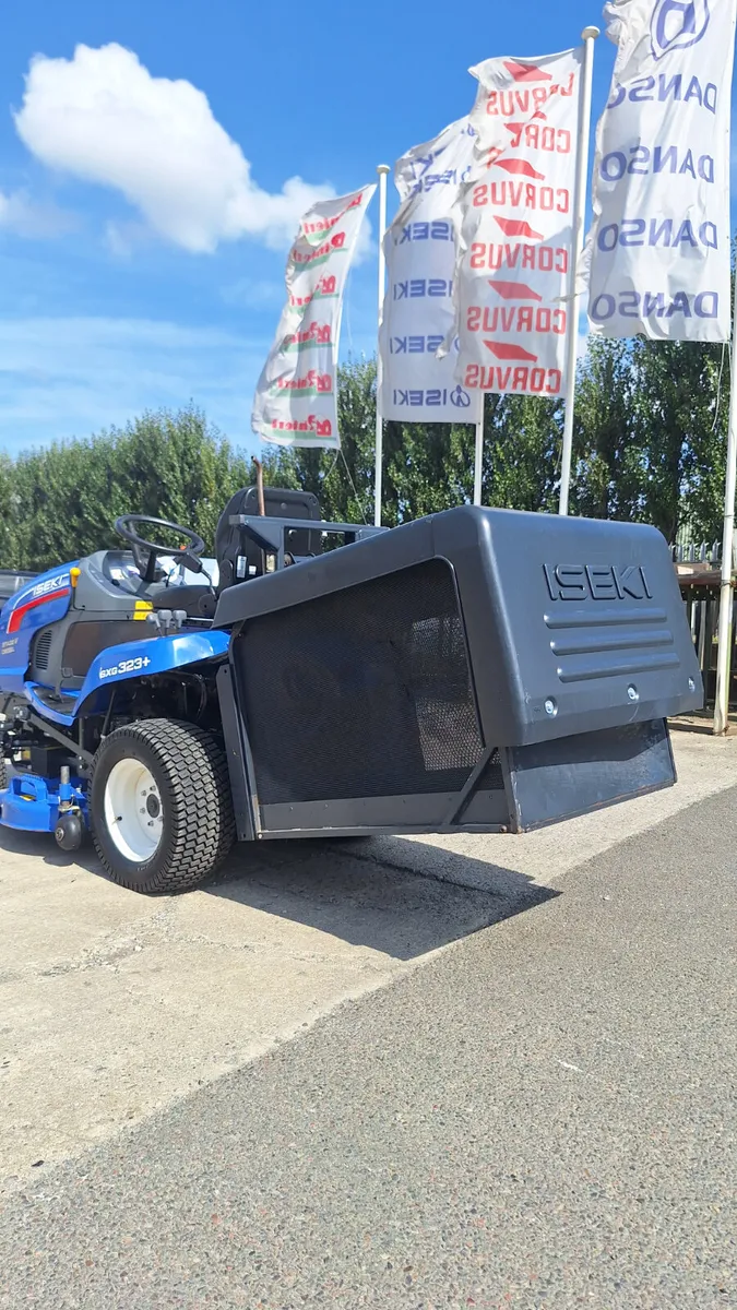 Iseki SXG 323 low dump ride on mower - Image 4