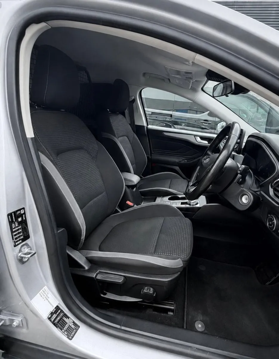 2022 Ford Focus AUTOMATIC Carvan - Image 4