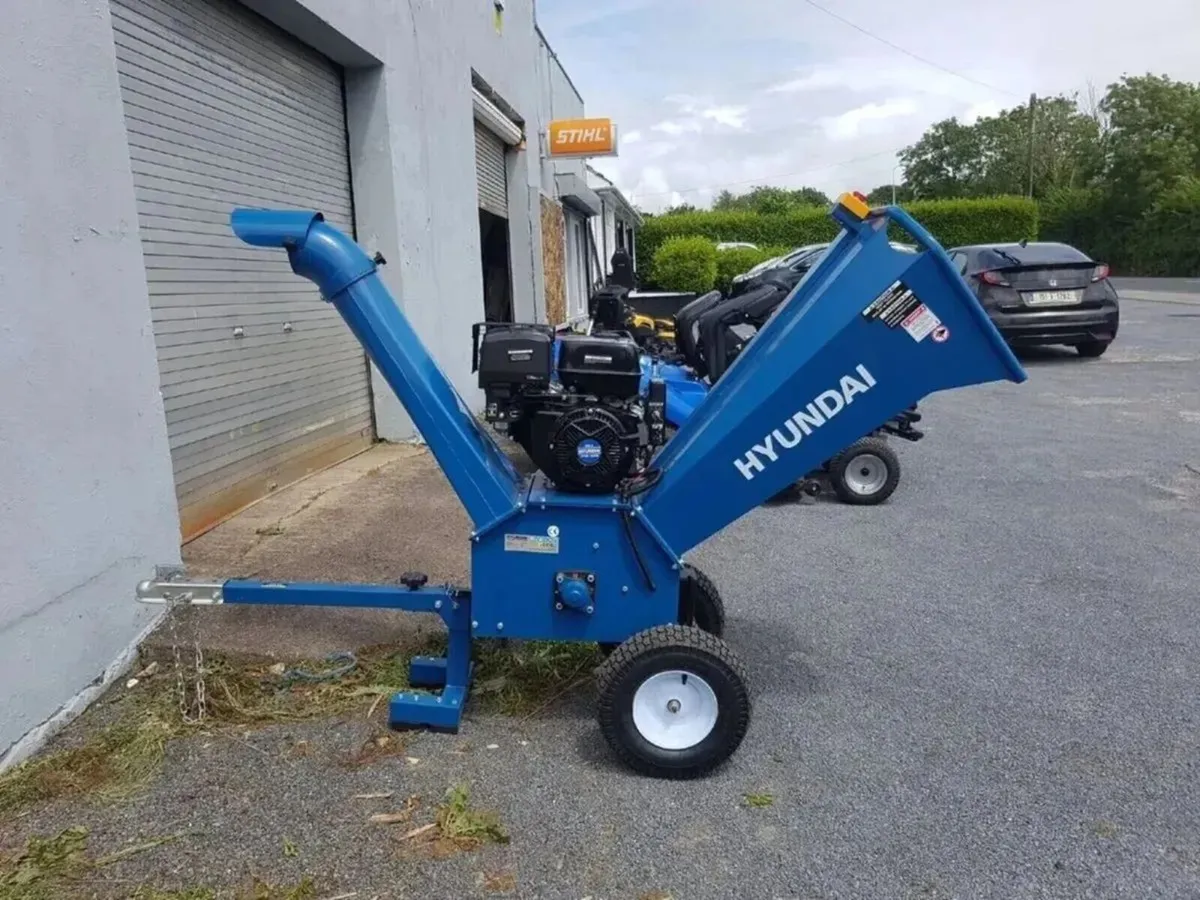 HYUNDAI PETROL WOOD CHIPPER SHREDDER - FOR HIRE - Image 2