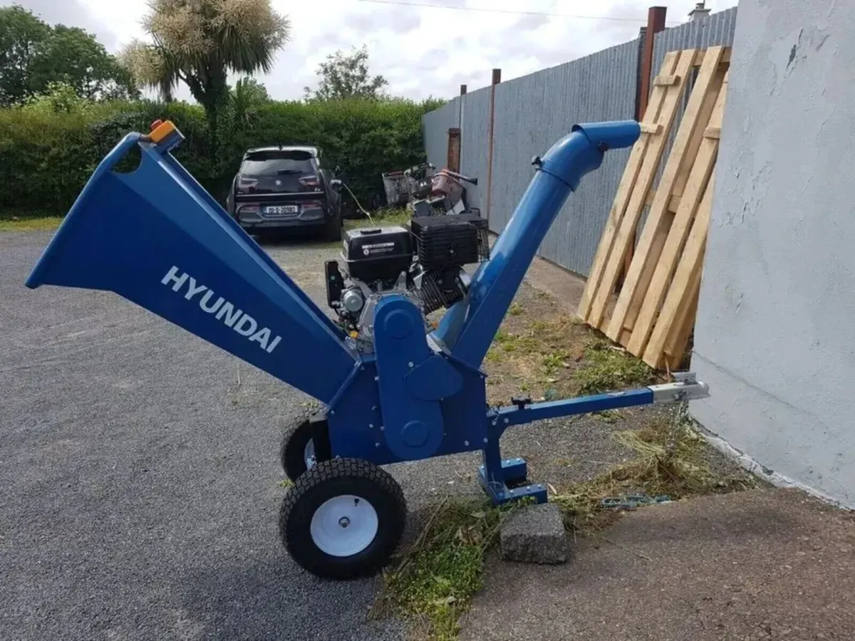 HYUNDAI PETROL WOOD CHIPPER SHREDDER - FOR HIRE - Image 3