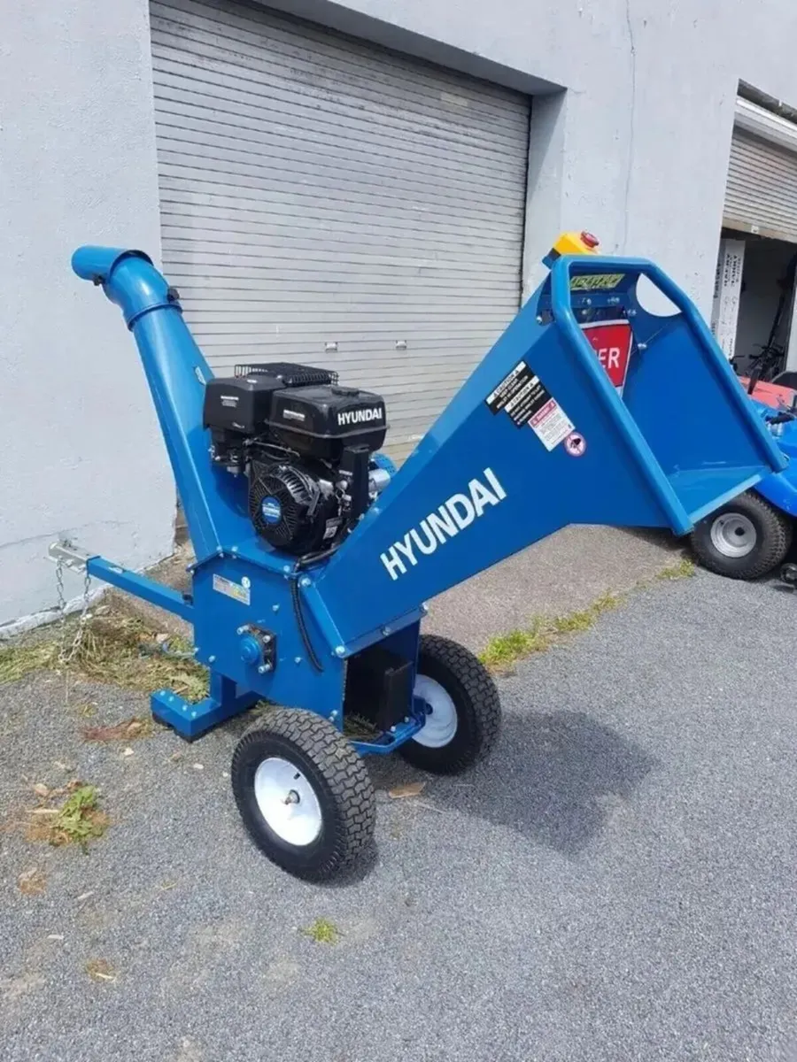 HYUNDAI PETROL WOOD CHIPPER SHREDDER - FOR HIRE - Image 1