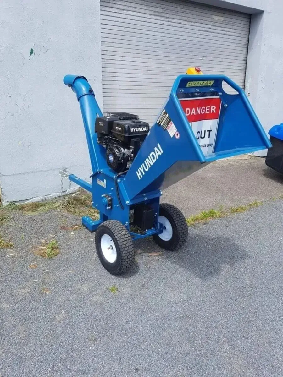 HYUNDAI PETROL WOOD CHIPPER SHREDDER - FOR HIRE - Image 4