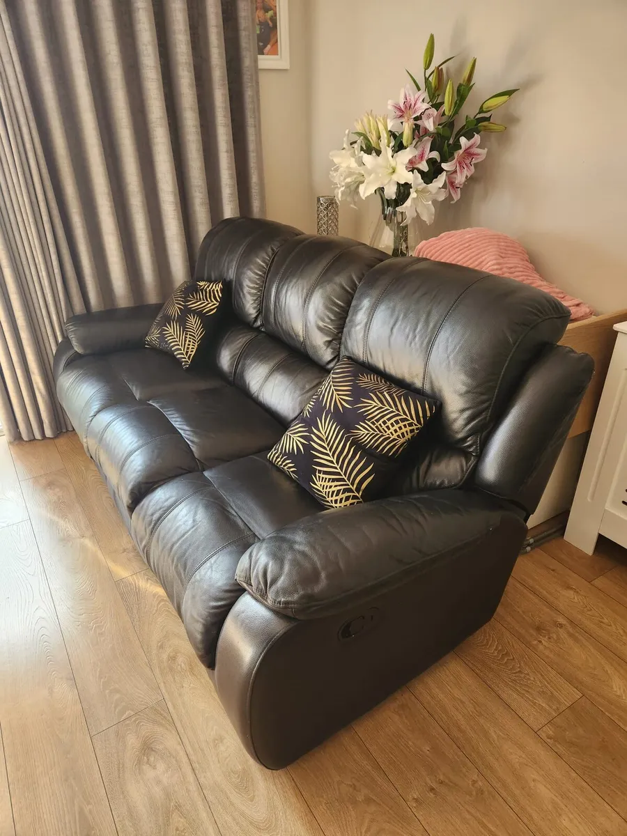 BLACK LEATHER 3 AND 2 SEATER SOFA SET - Image 2